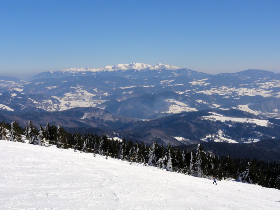 Kubínska hoľa v zime – zjazdovka s výhľadom na Tatry