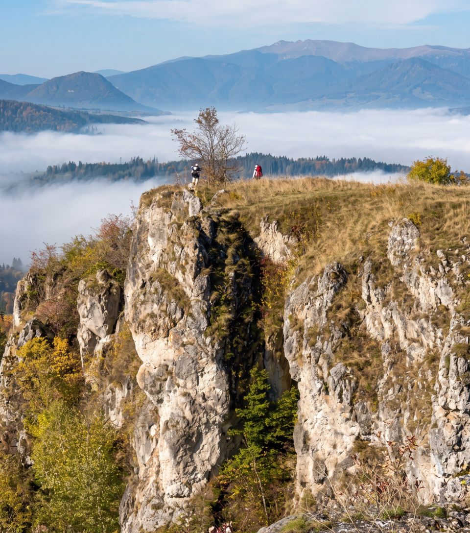 Turisti na vrchole skál nad hmlou – Ostrá a Tupá skala