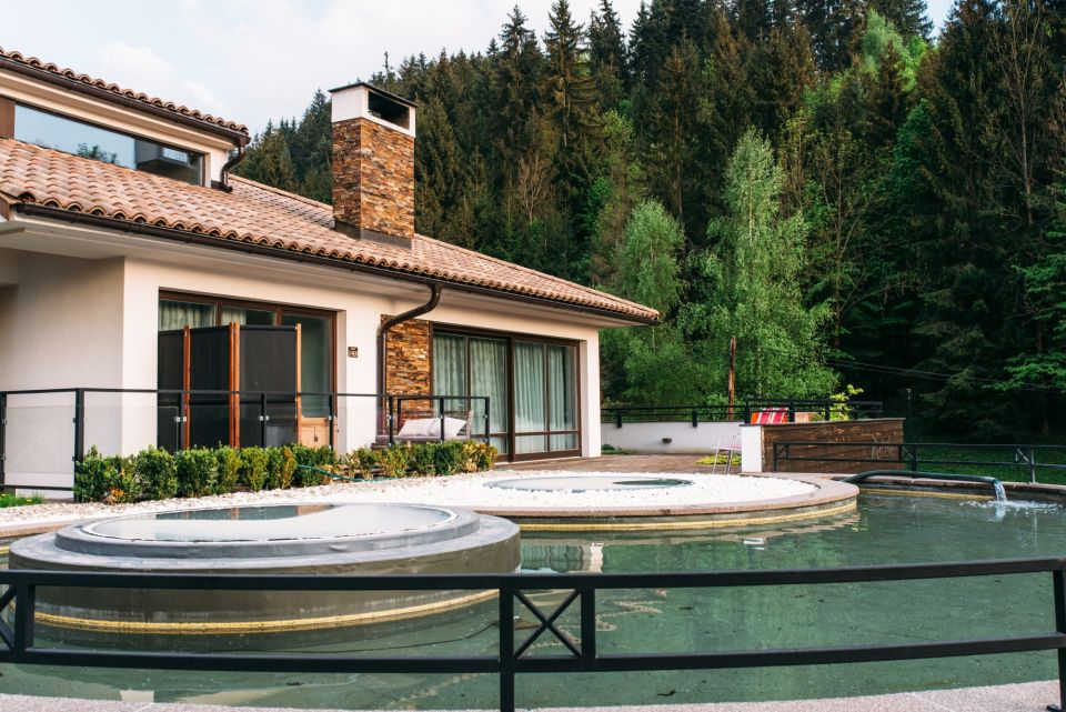 Villa Helia — exteriér penziónu s jazierkom a vírivkou