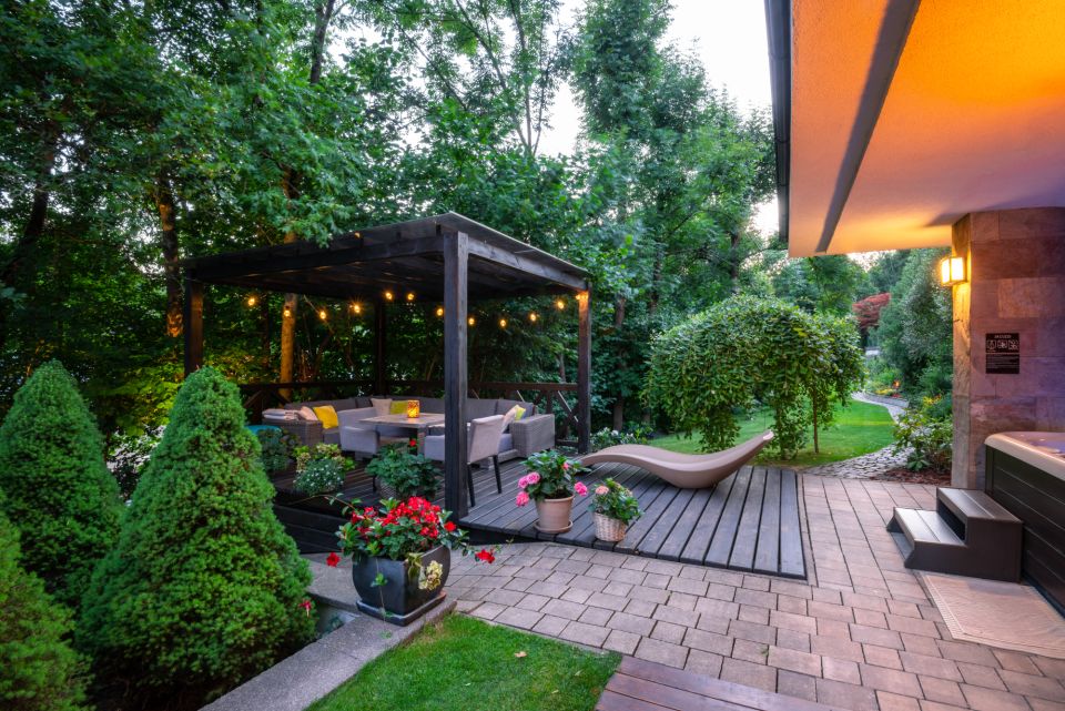 Pergola so svetielkami v záhrade