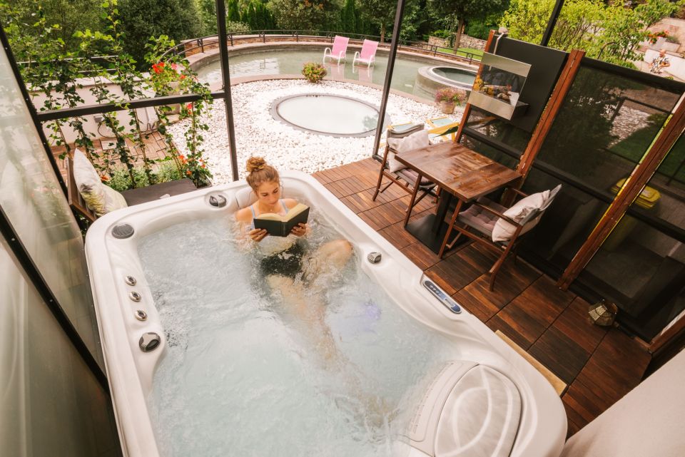 Relax s knihou v privátnej vírivke